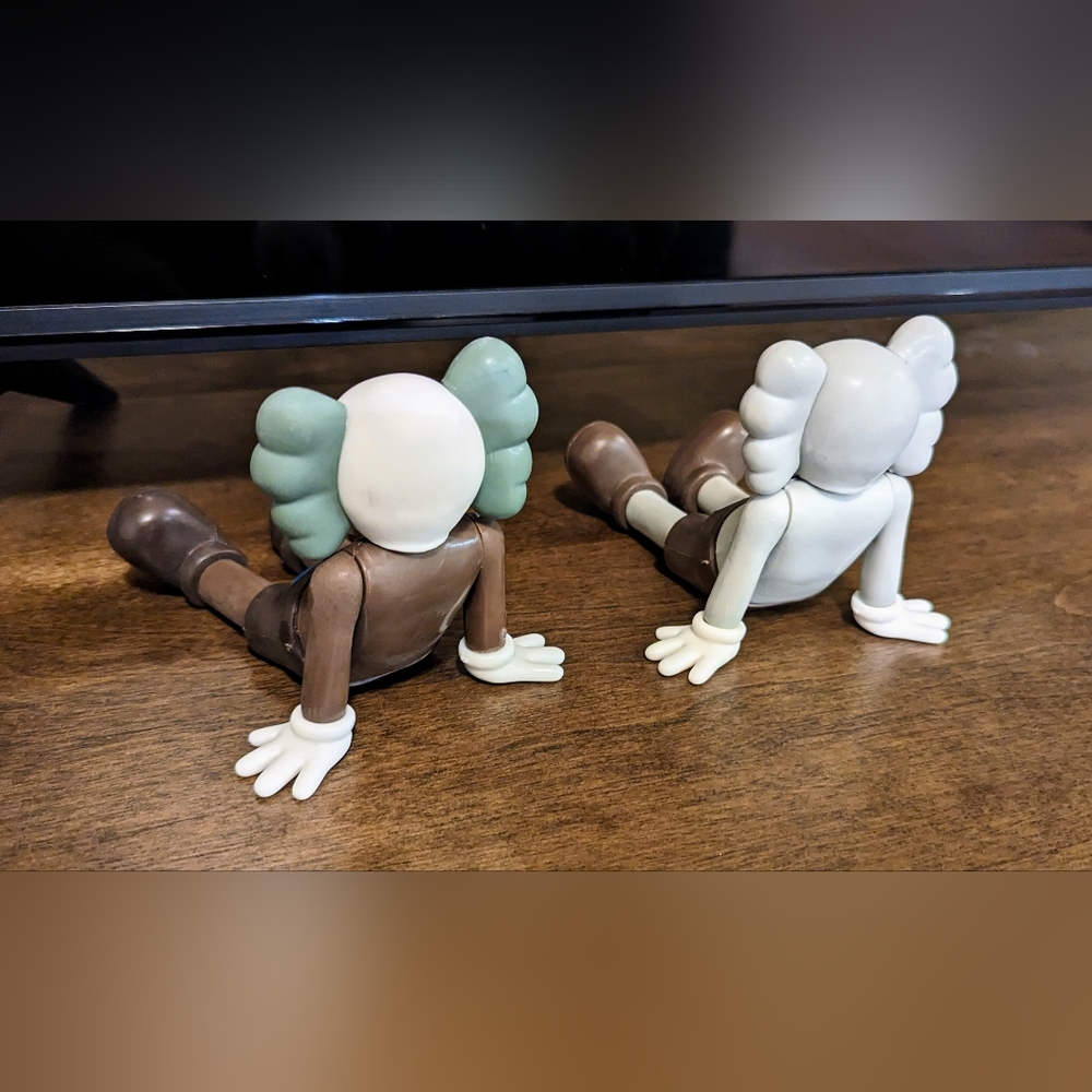 Kaws: Vinyl Figurine Model - Picture 2 of 2